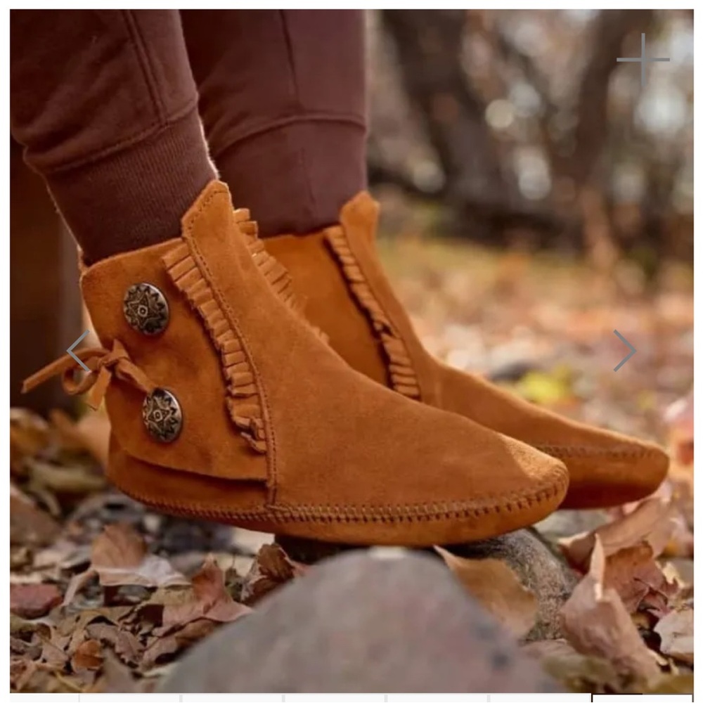 Minnetonka Women's Two Button Softsole Boot